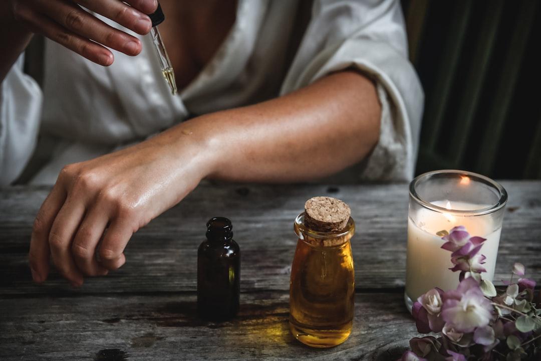 Les Bienfaits des Huiles Essentielles en Cosmétique : Un Voyage vers l’Éclat Naturel