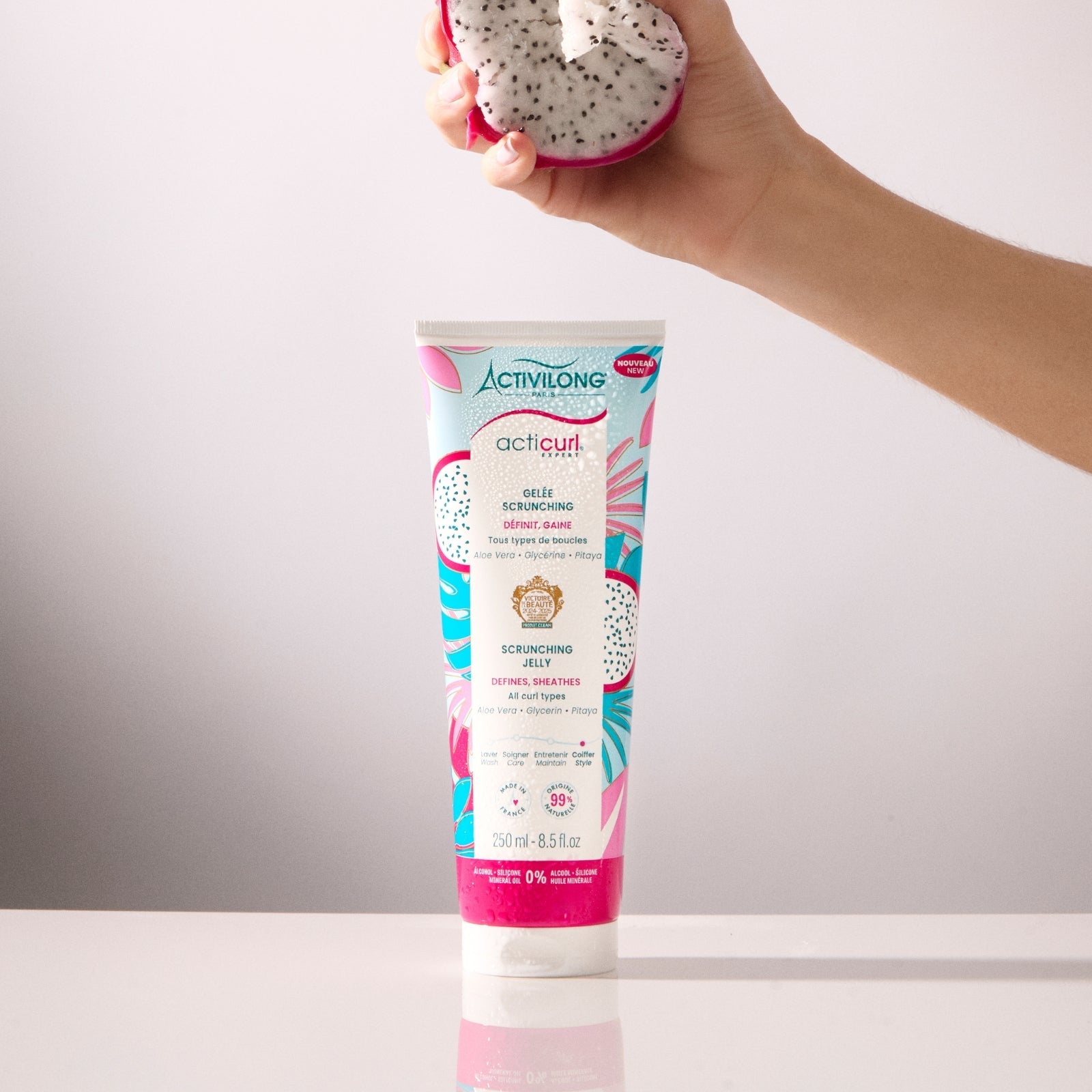 ACTIVILONG ACTICURL EXPERT Gelée Scrunching 250ml by ABS France Wholesale with a hand holding a dragon fruit against a gradient background